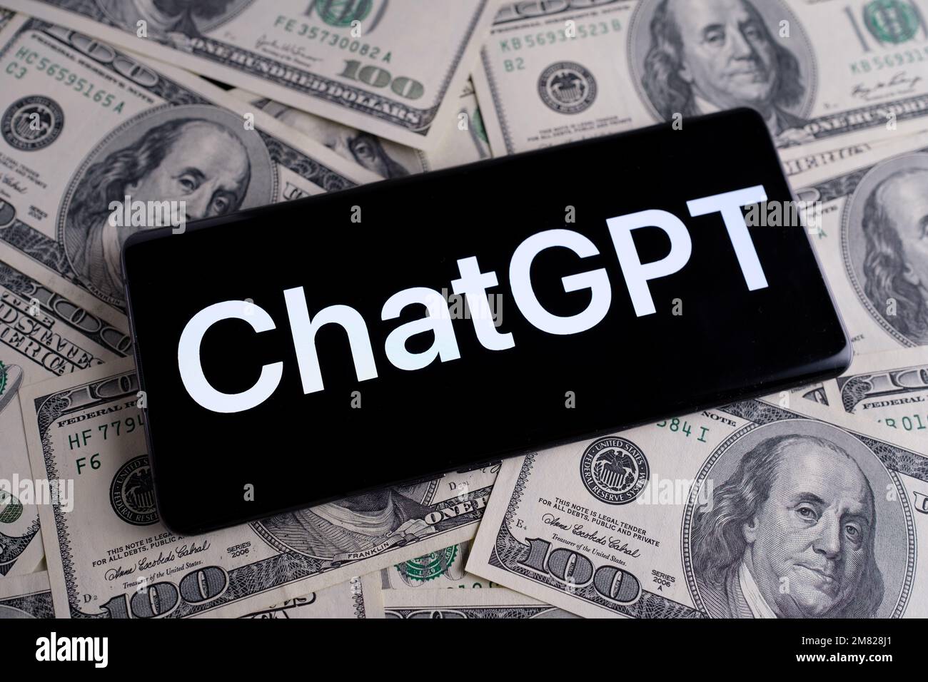 ChatGPT-Logo auf dem Smartphone und verschwommene Anzeige von US-Dollar im Hintergrund. Chat GPT ist ein neuer KI-Chatbot von Open AI. Stafford, Großbritannien, Januar Stockfoto