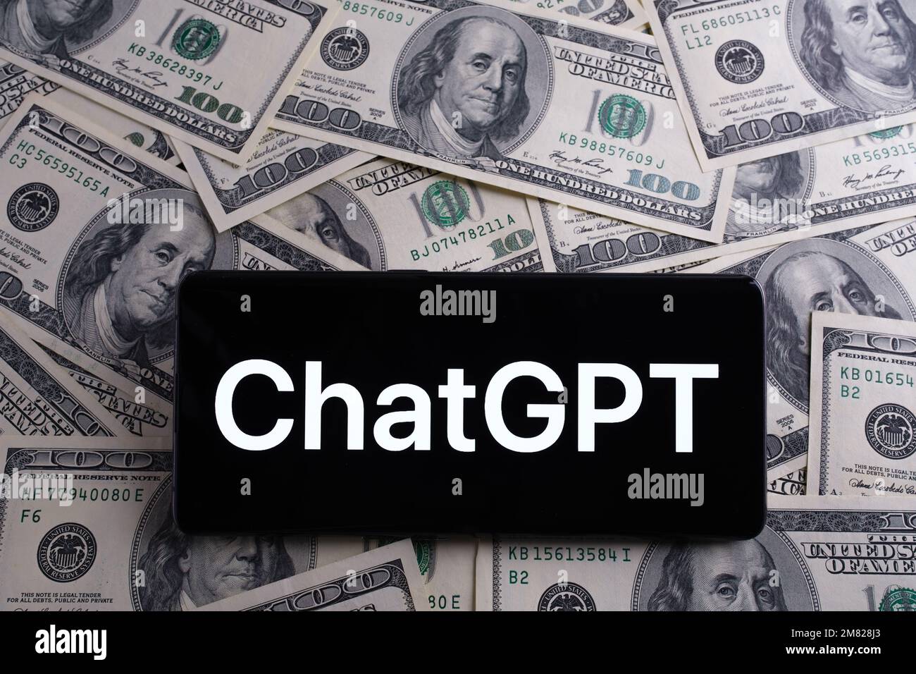 ChatGPT-Logo auf dem Smartphone und verschwommene Anzeige von US-Dollar im Hintergrund. Chat GPT ist ein neuer KI-Chatbot von Open AI. Stafford, Großbritannien, Januar Stockfoto
