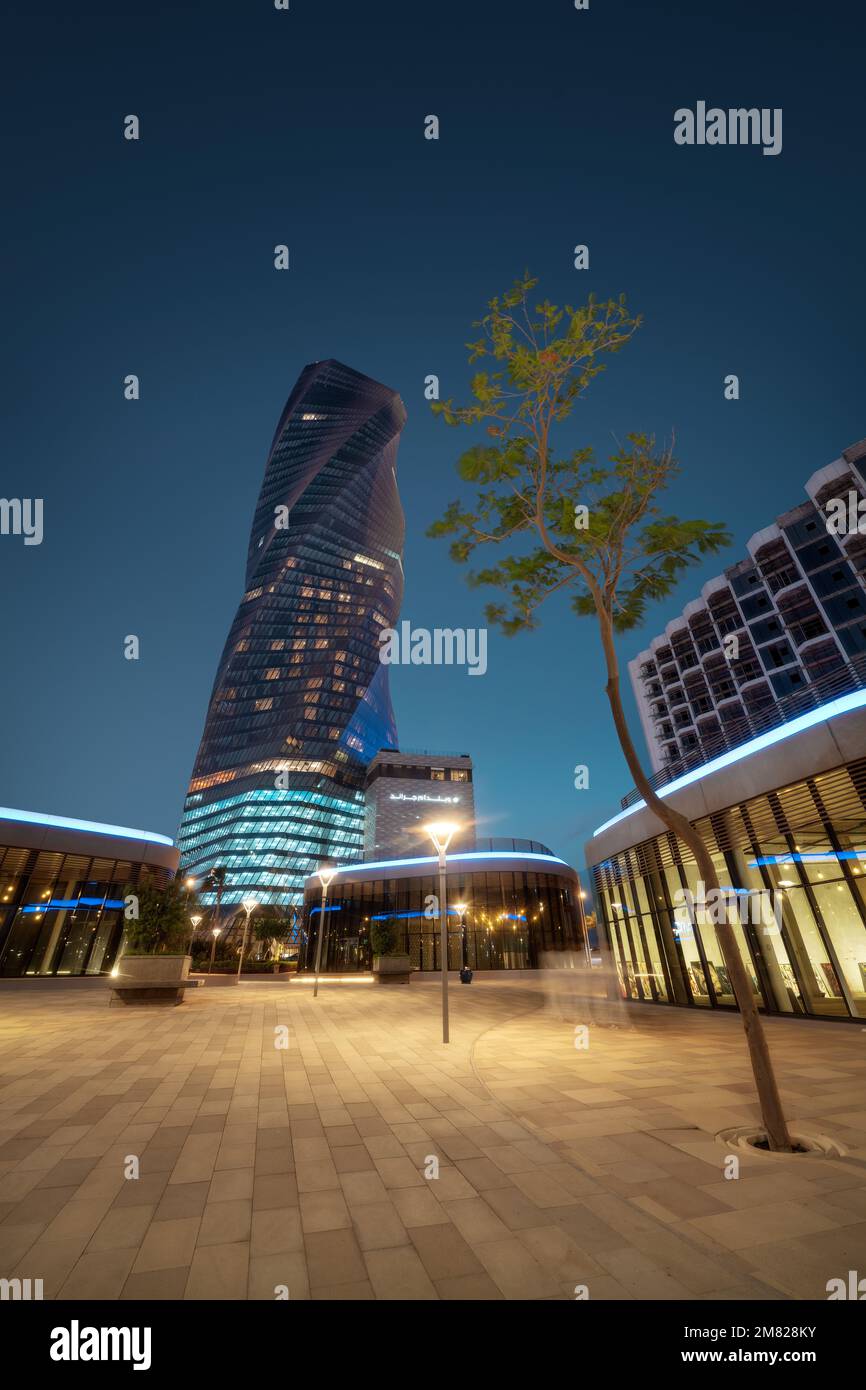 Manama, Bahrain Skyline bei Nacht aufgenommen im April 2022 Stockfoto