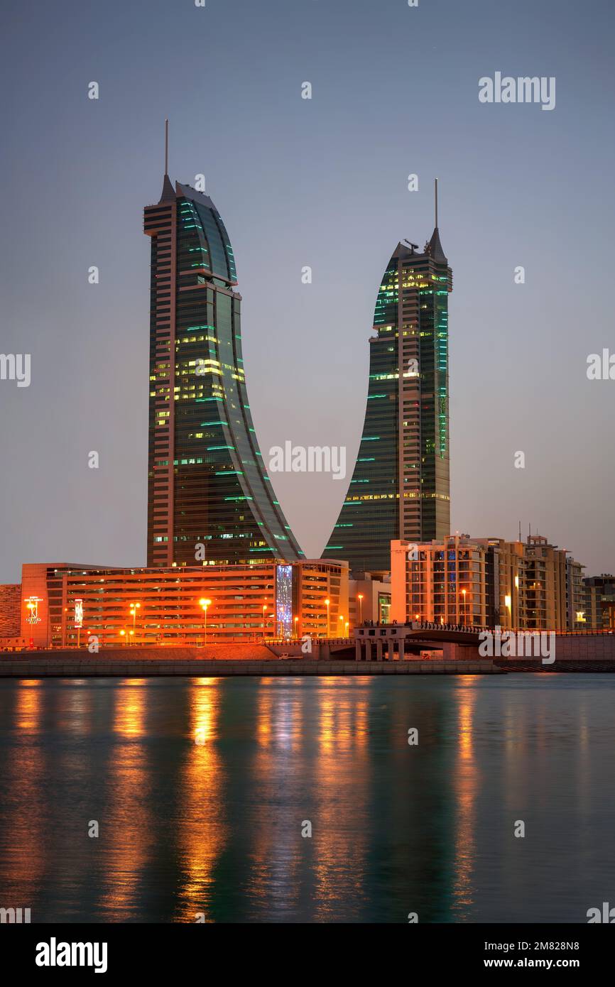 Manama, Bahrain Skyline bei Nacht aufgenommen im April 2022 Stockfoto