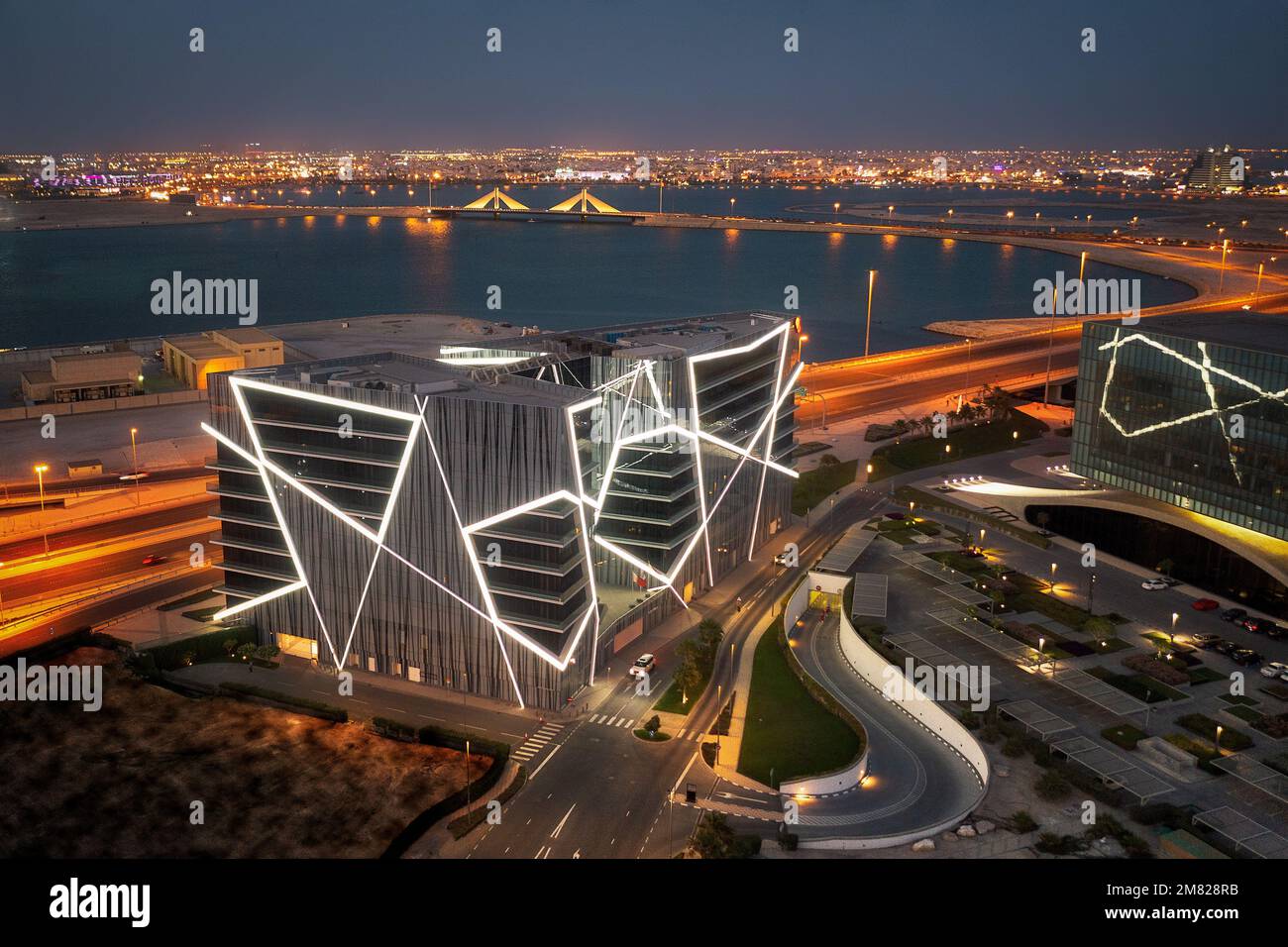 Manama, Bahrain Skyline bei Nacht aufgenommen im April 2022 Stockfoto