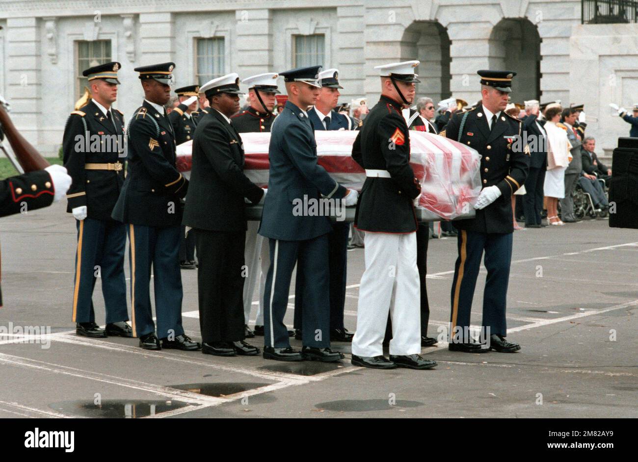 Ein Team aus dem Komplex bringt den Sarg des unbekannten Soldaten der Vietnamzeit zu einem Caisson während der Gründung des Bestattungswechsels am östlichen platz des Kapitols. Die Caisson wird den Arlington National Cemetery für eine staatliche Beerdigung und Internierung am Grab der Unbekannten transportieren. Basis: Washington State: District of Columbia (DC) Land: Vereinigte Staaten von Amerika (USA) Stockfoto