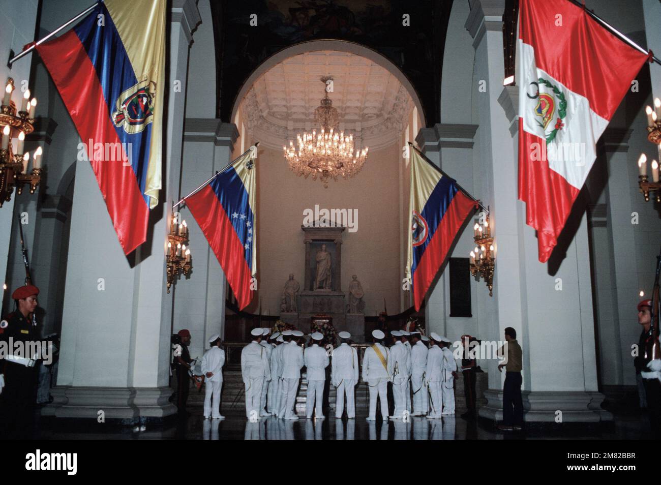 Vertreter der an der Operation UNITAS XXV teilnehmenden Marine ehren den südamerikanischen Helden Simon Bolivar an dem zu seinen Ehren errichteten Denkmal. Betreff Betrieb/Serie: UNITAS XXV Basis: Caracas Land: Venezuela (VEN) Stockfoto