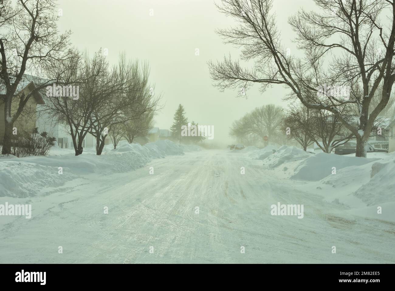 In den Straßen von Bismarck, North Dakota, wird Schnee von schweren Schneefällen im Dezember angehäuft, was zu rutschigen Fahrbedingungen führt. Stockfoto