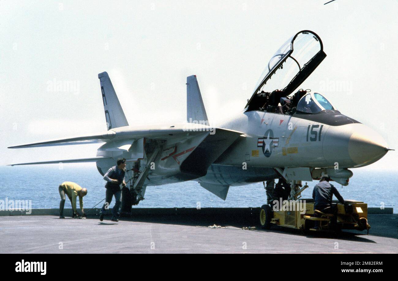 Ein SD-1D Spotting Dolly wird verwendet, um ein F-14 Tomcat Flugzeug an Bord des Flugzeugträgers USS JOHN F. KENNEDY (CV 67) zu transportieren. Basis: USS John F. Kennedy (CV 67) Land: Atlantik (AOC) Stockfoto