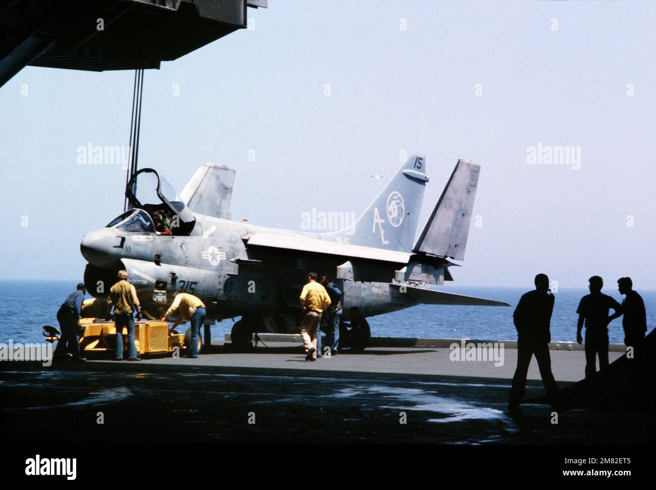 Ein SD-1D-Spotting-Dolly wird verwendet, um ein A-7E Corsair II-Flugzeug in einen Aufzug an Bord des Flugzeugträgers USS JOHN F. KENNEDY (CV 67) zu bringen. Basis: USS John F. Kennedy (CV 67) Land: Atlantik (AOC) Stockfoto