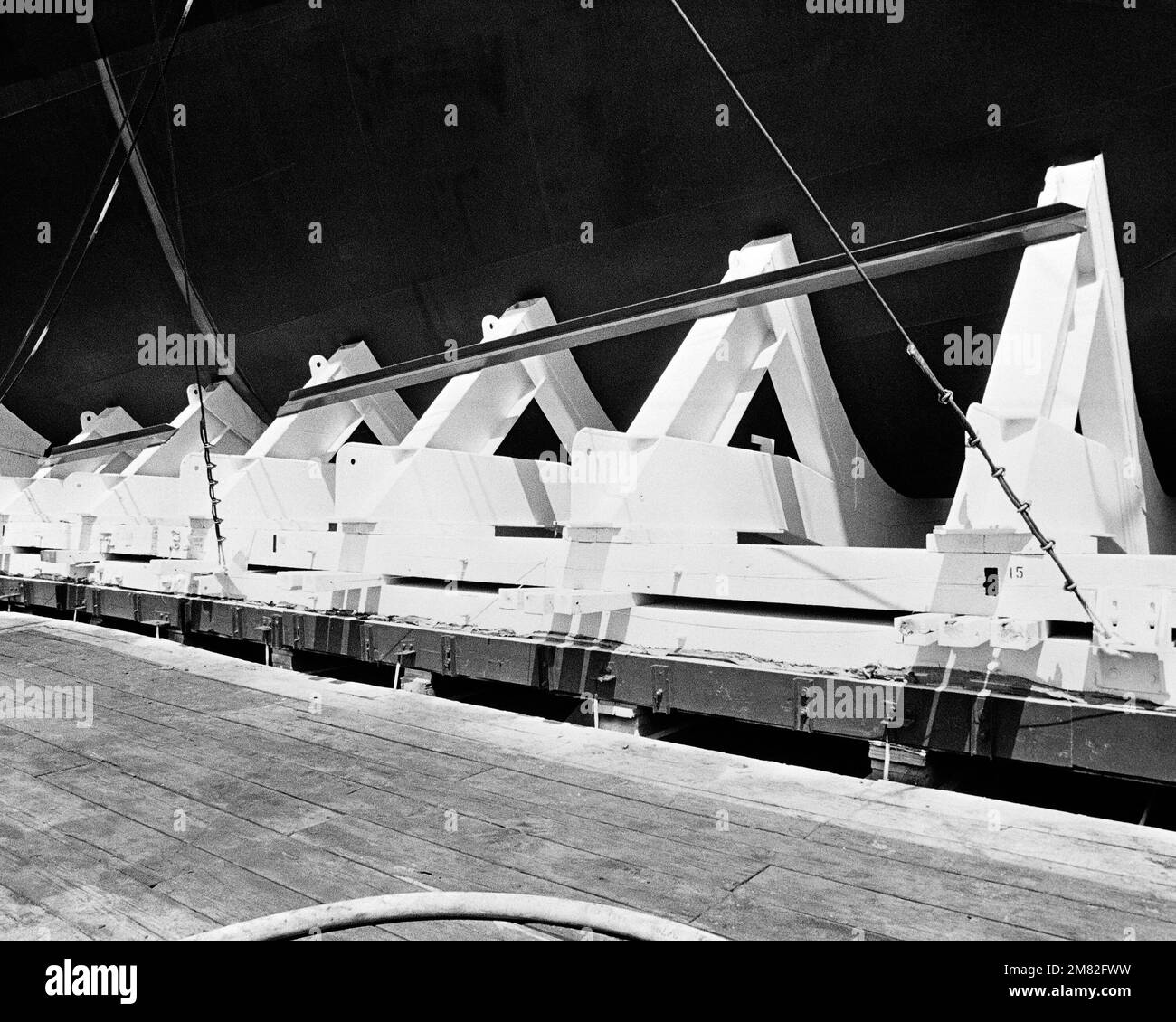 Die vordere Steuerbordladestation, die das Landungsschiff USS GERMANTOWN (LSD 4) auf den Wegen vor dem Start stützt. Basis: Seattle Staat: Washington (WA) Land: Vereinigte Staaten von Amerika (USA) Stockfoto