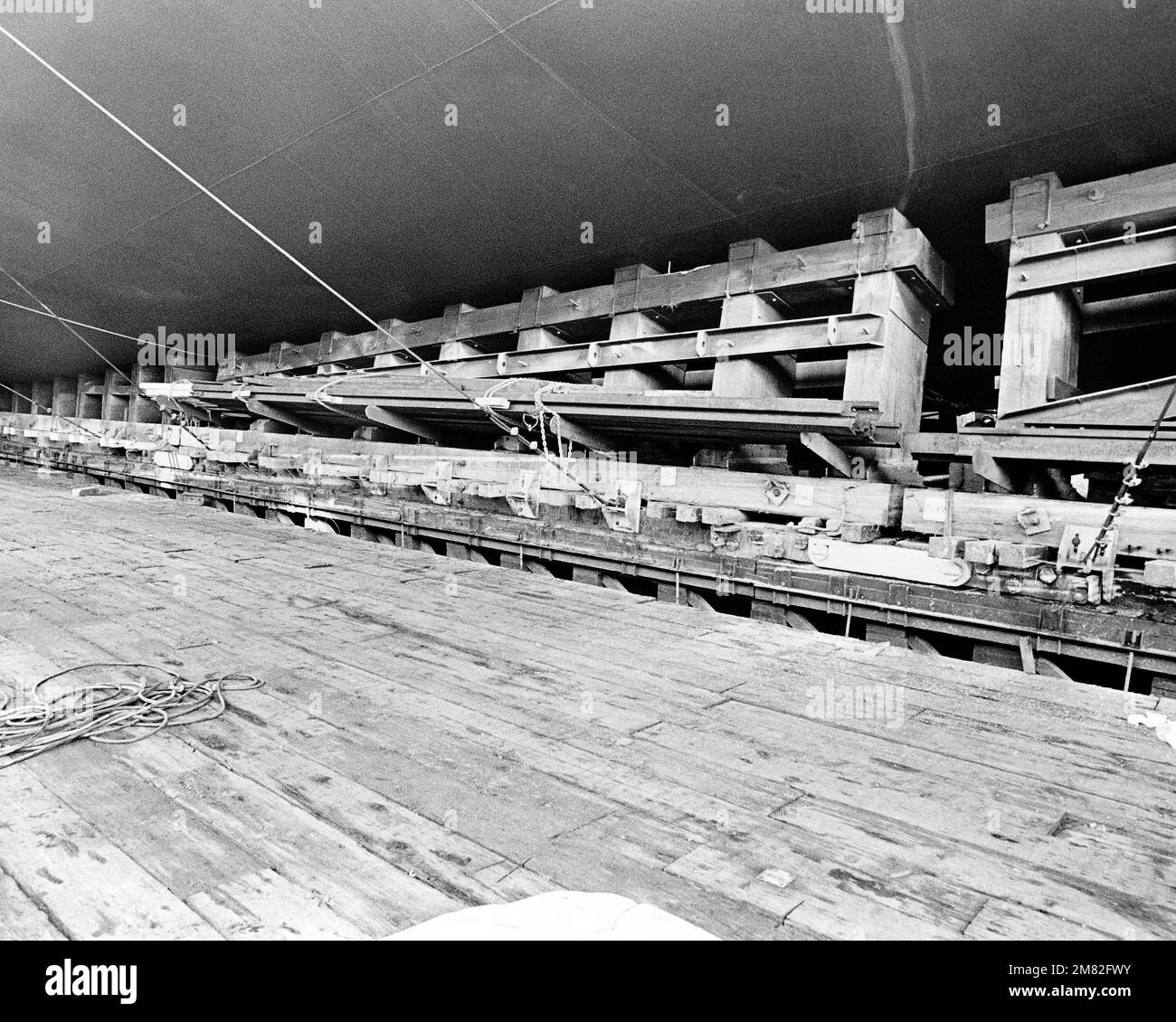 Die Hafenladestation, die das Dock-Landungsschiff USS GERMANTOWN (LSD 42) auf den Wegen vor dem Start stützt. Basis: Seattle Staat: Washington (WA) Land: Vereinigte Staaten von Amerika (USA) Stockfoto