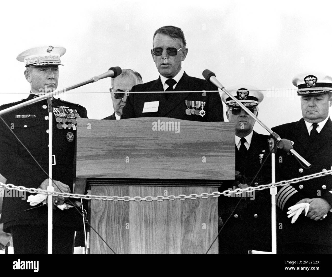 HAUPTMANN. Joseph F. Brennan, CHC, USN Command Chaplain, Marinestützpunkt Seattle, übergibt den Aufruf während der Startzeremonie für das Anlegeschiff GERMANTOWN (LSD-42). Hinter ihm sind, von links nach rechts; GEN. P. D. Kelley, Befehlshaber des Marine Corps; Clarence E. Briggs, Pacific Coast Metal Trades; Commodore Bruce R. Boland und Captain Charles H. Piersall Jr. Basis: Seattle Staat: Washington (WA) Land: Vereinigte Staaten von Amerika (USA) Stockfoto