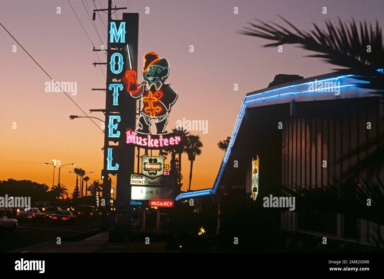 Das Neonschild des Musketeer Motels leuchtet in der Abenddämmerung nahe Disneyland in Anaheim, CA Stockfoto
