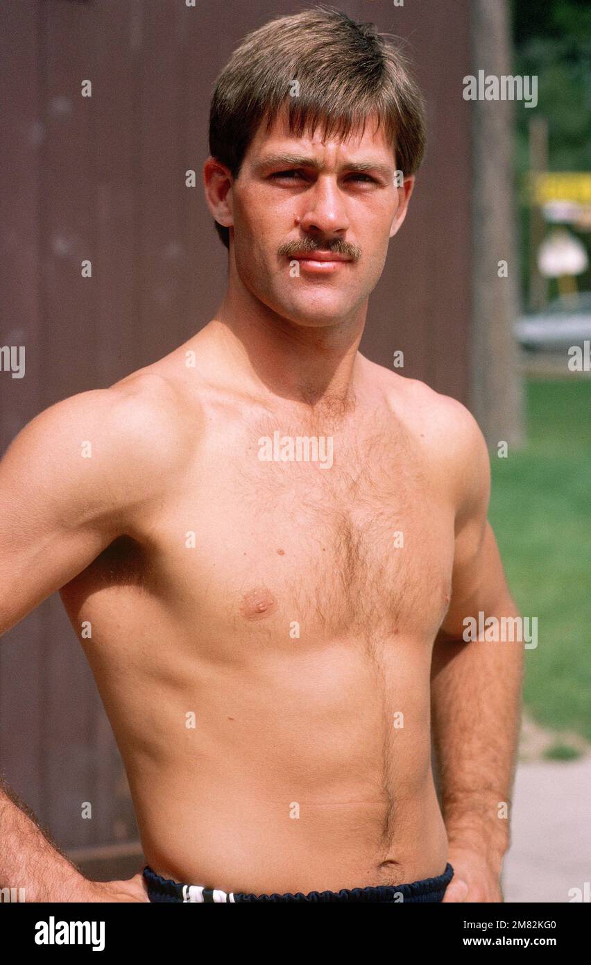 David Butler, US Navy, während seiner Teilnahme am Ringkampf bei den Olympischen Sommerspielen 1984. Basis: Anaheim Bundesstaat: Kalifornien (CA) Land: Vereinigte Staaten von Amerika (USA) Stockfoto