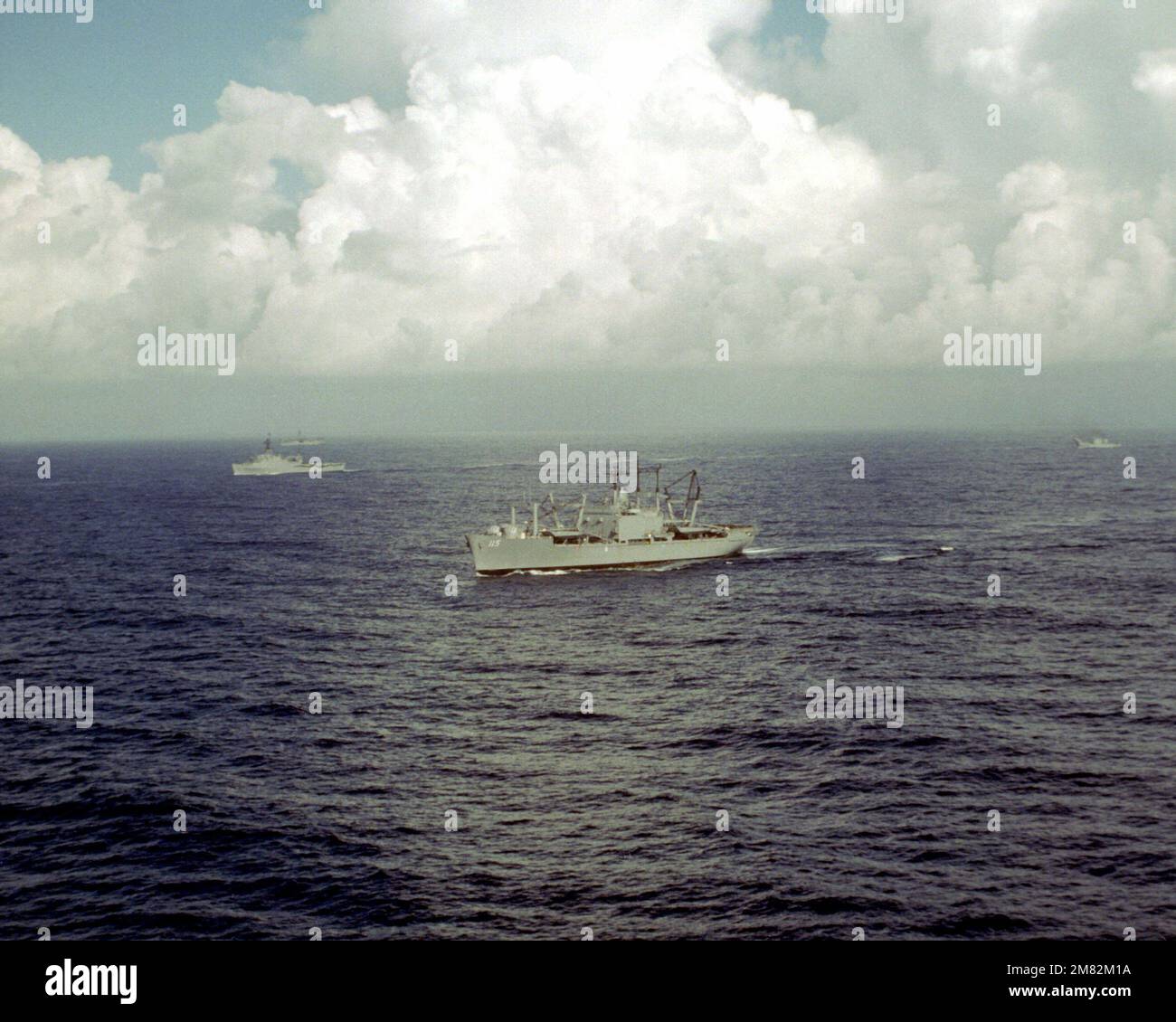 Ein Luftbeckenbogenblick auf das im Gange befindliche Amphibienschiff USS MOBILE (LKA-115). Im Hintergrund sind ein amphibisches Transportschiff (LPD), ein Amphibienschiff (LPH) und ein Panzerlandungsschiff (LST) sichtbar. Land: Pazifik (POC) Stockfoto