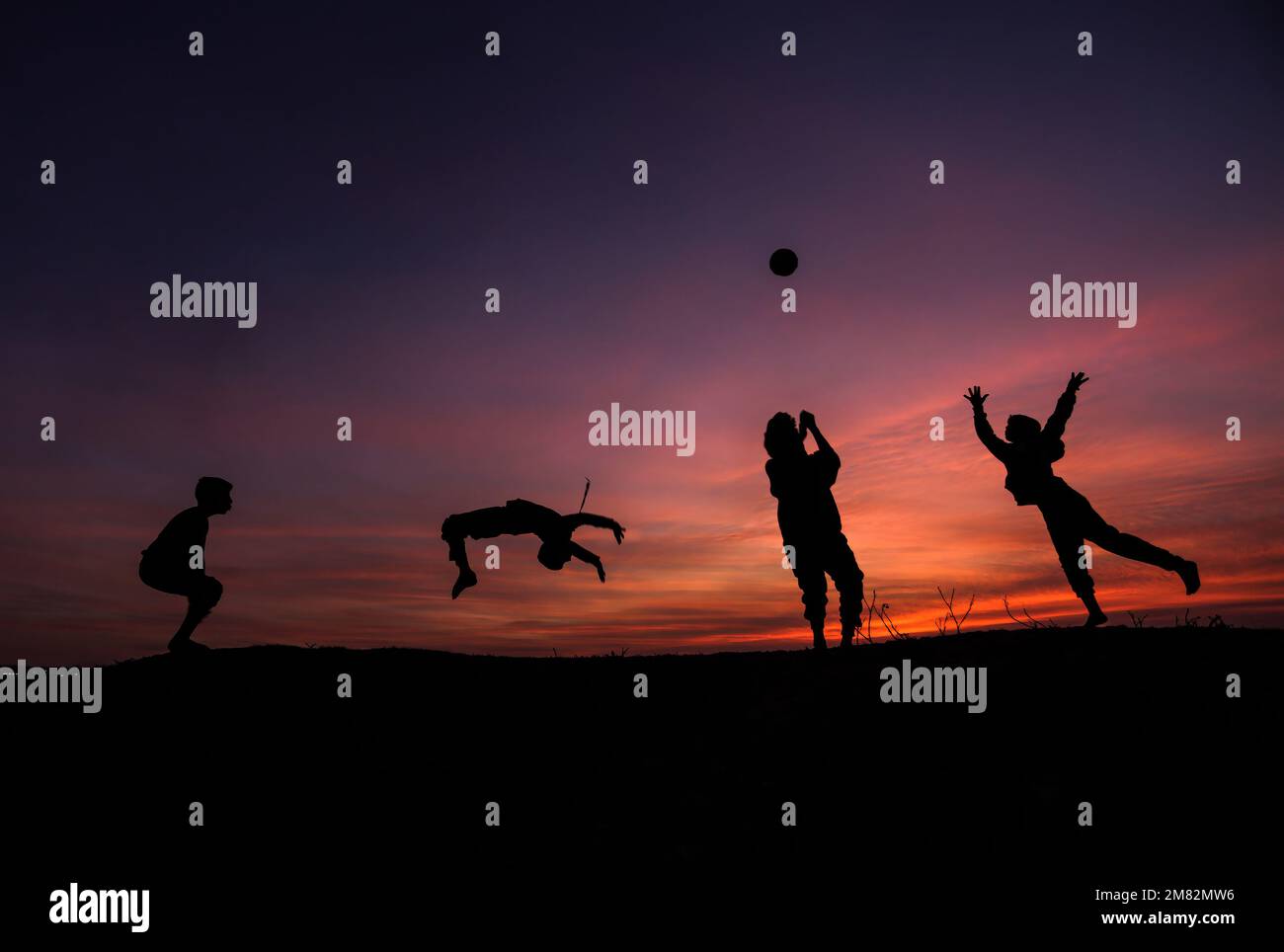 Gaza, Palästina. 11. Januar 2023. Silhouetten palästinensischer Kinder beim Turnen und Fußball während des Sonnenuntergangs in Beit Lahia im nördlichen Gazastreifen. Kredit: SOPA Images Limited/Alamy Live News Stockfoto