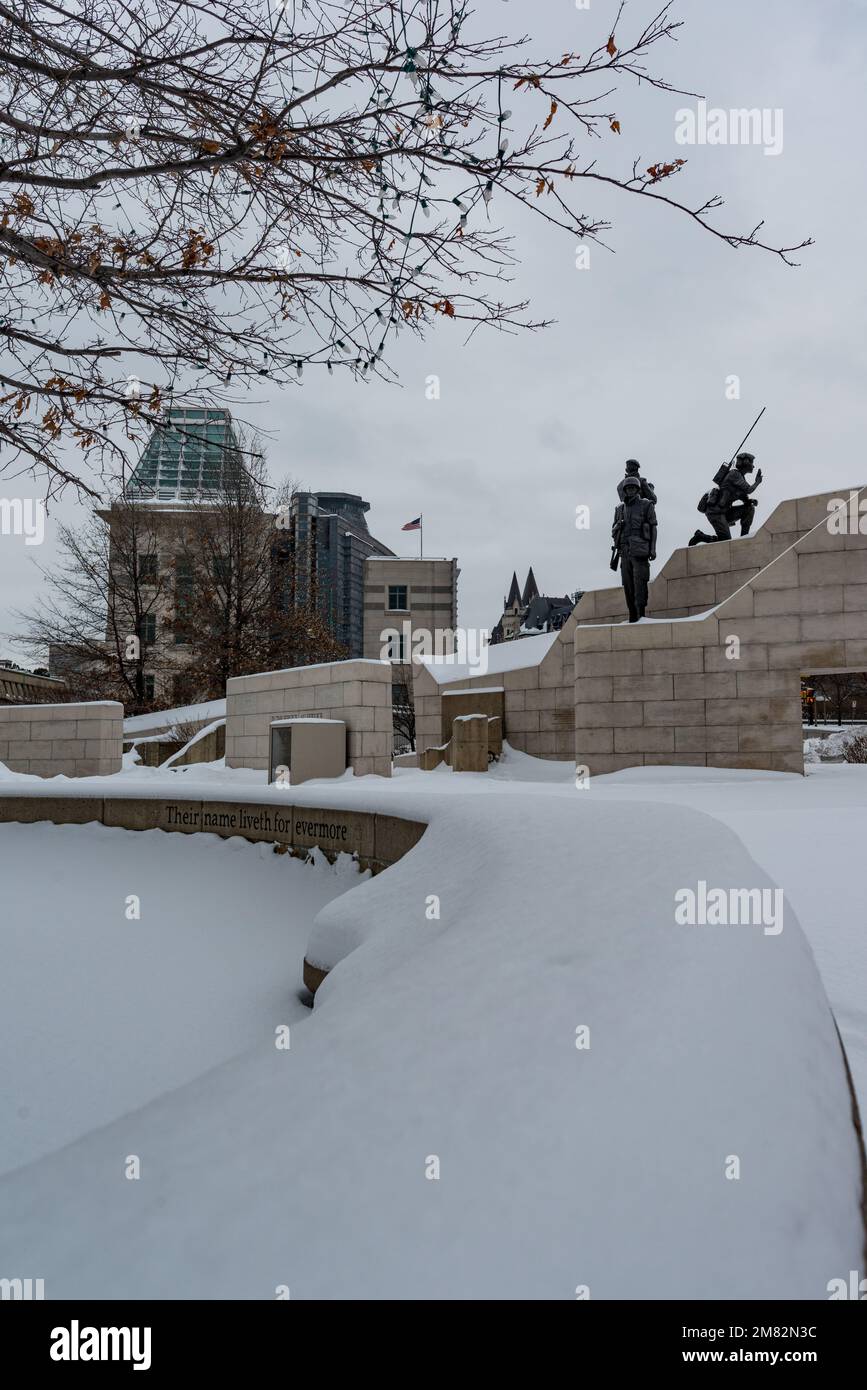 Le Musée des beaux-Arts du Canada à partir de la réconciliation, le Monument du maintien de la paix en hiver, Ottawa, Ontario, Kanada Stockfoto