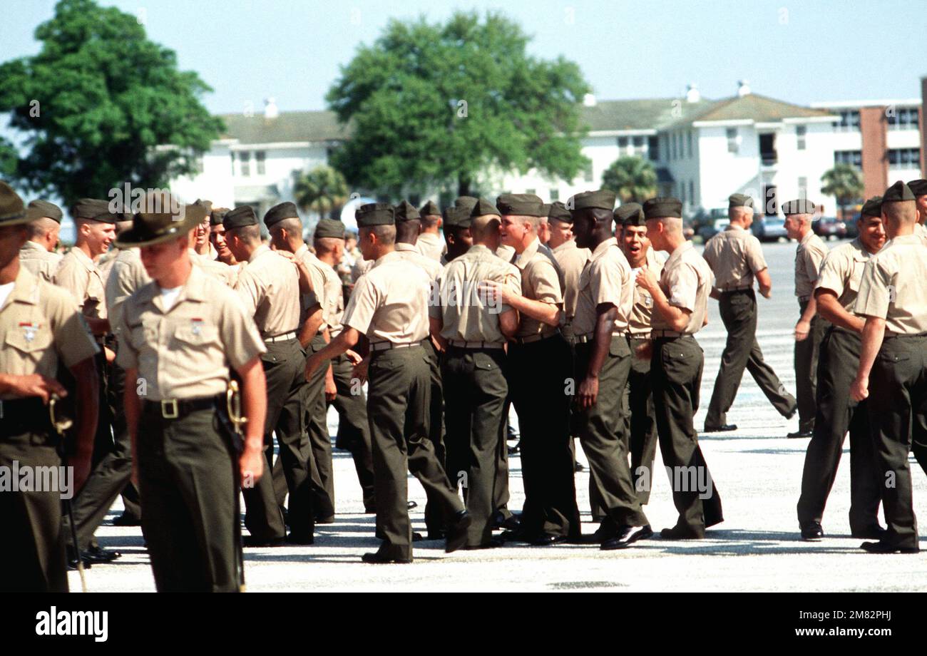 Die Marines gratulieren einander nach ihrem Abschluss von der Grundausbildung im Marine Corps Recruit Depot. Basis: USMC Recruit Depot, Parris Island Bundesstaat: South Carolina (SC) Land: Vereinigte Staaten von Amerika (USA) Stockfoto