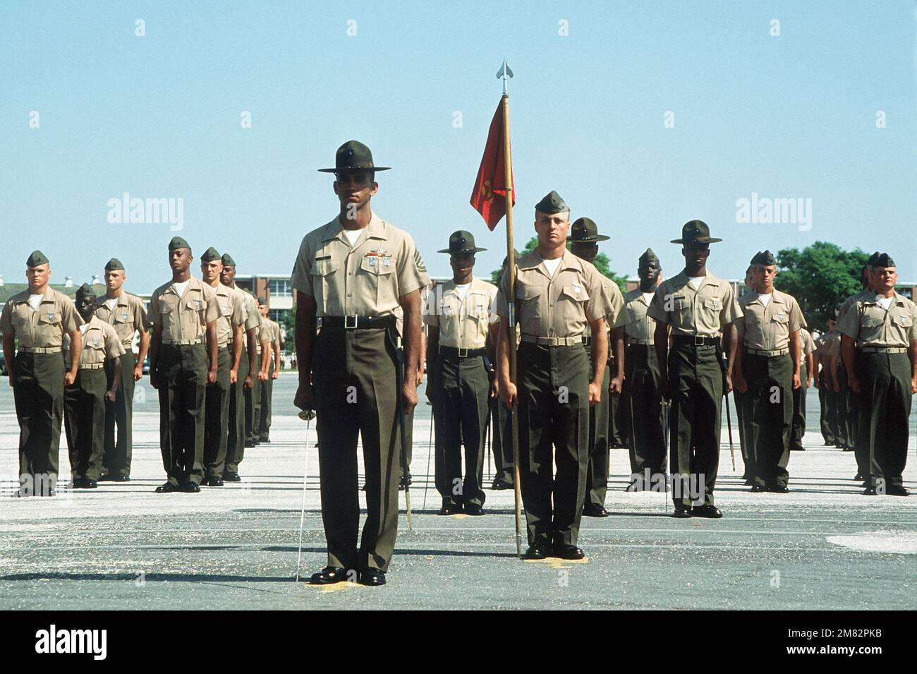 Marines stehen während ihres Abschlusses von der Grundausbildung im Rekrutierungsdepot des Marine Corps auf dem Bohrfeld zur Verfügung. Basis: USMC Recruit Depot, Parris Island Bundesstaat: South Carolina (SC) Land: Vereinigte Staaten von Amerika (USA) Stockfoto