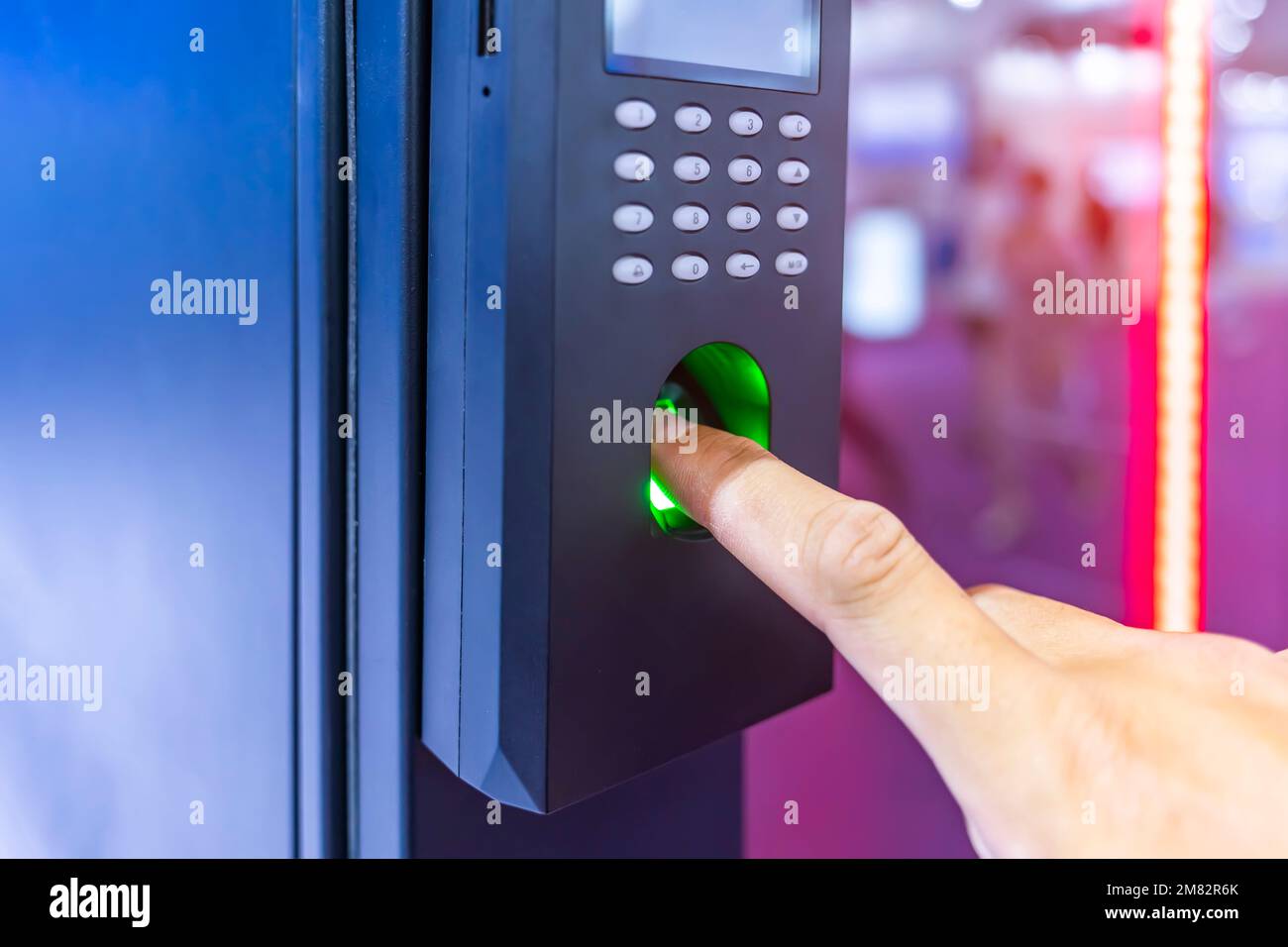 Das Personal drückt die elektronische Steuerung mit Fingerscan nach unten, um Zugang zur Tür des oder des Rechenzentrums zu erhalten. Das Konzept der Datensicherheit oder Datenzugriffskontrolle. Stockfoto