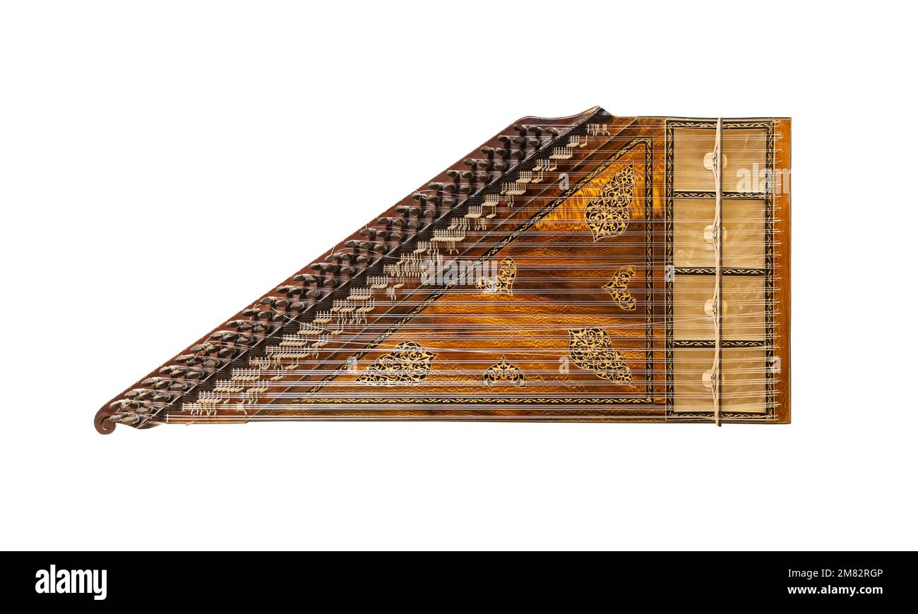 Klassisches türkisches Musikinstrument Zither Kanun für isoliert auf Weiß gespielt Stockfoto