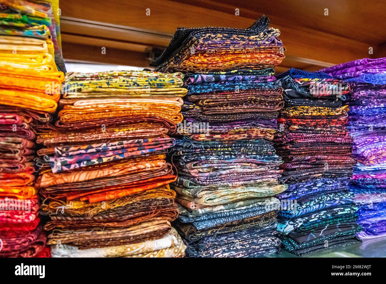 Laguna Hills, CA, USA - 16. April 2022: The Cosmic Quilting and Carolynne Stockfoto