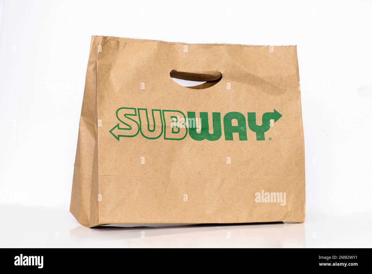 Calgary, Alberta, Kanada. 11. Januar 2023. Eine Tasche mit dem Logo eines Subway Fast-Food-Restaurants. Stockfoto