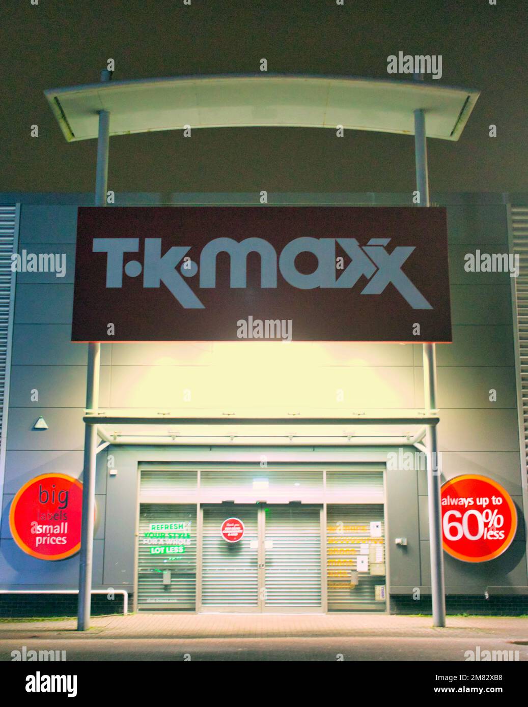 TKMAXX TK Maxx-Ladenschild über dem Haupteingang bei Nacht mit No People Clyde Retail Park, Livingston Street, Clydebank Stockfoto