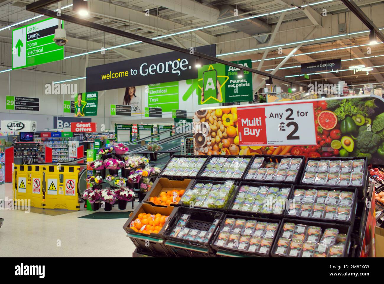George-Schild im Inneren des Asda-Supermarkts mit Regalen mit Produkten und Lebensmitteln Stockfoto