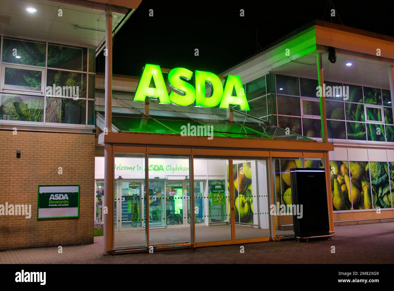 Außenansicht des Asda Supermarkts mit Logo oder Text Stockfoto