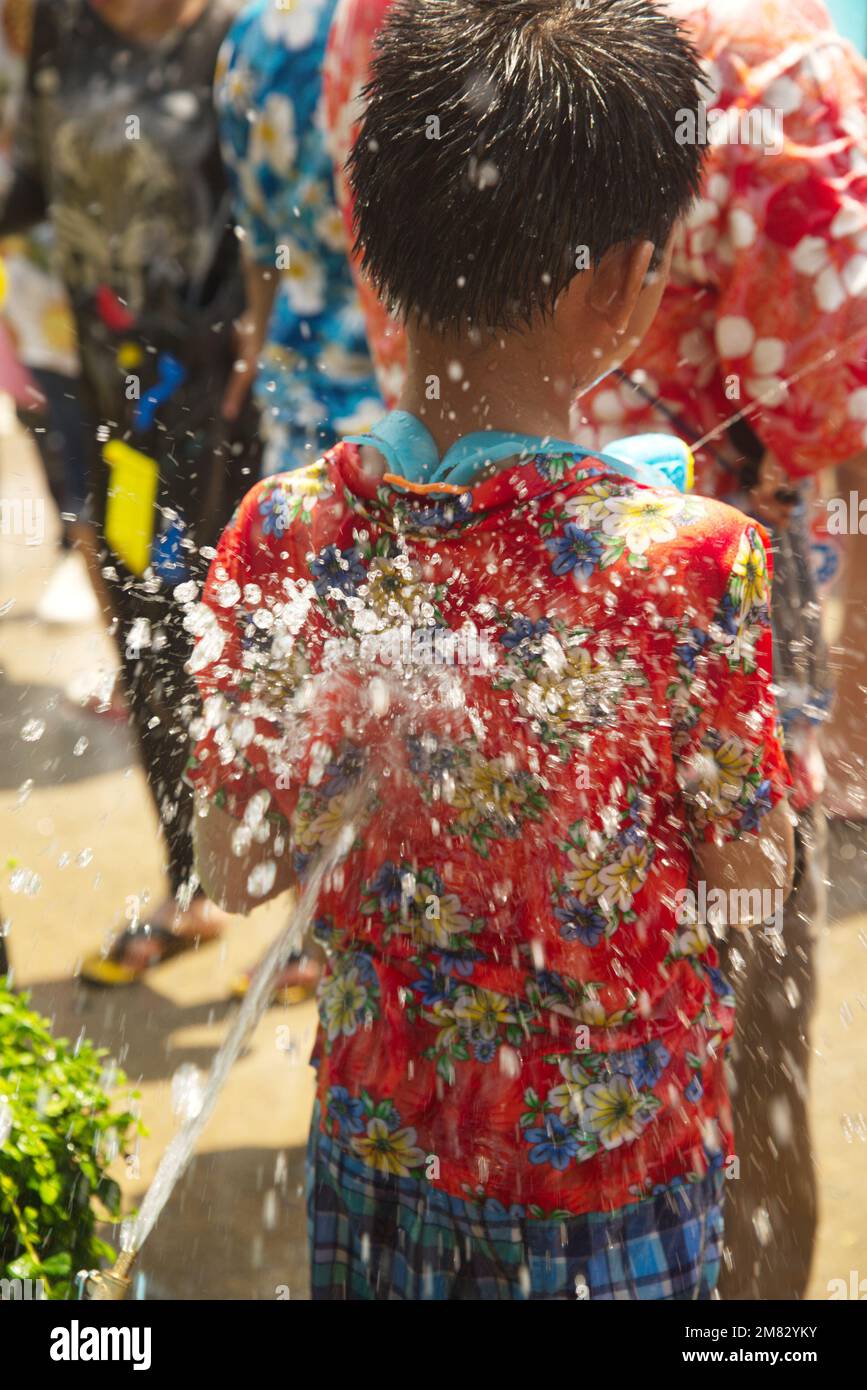 Thailändische Wassersprüher Nehmen Sie am Songkran Festival Teil, der traditionellen Neujahrsfeier vom 13. Bis 15. April in Ayutthaya, Thailand. Stockfoto