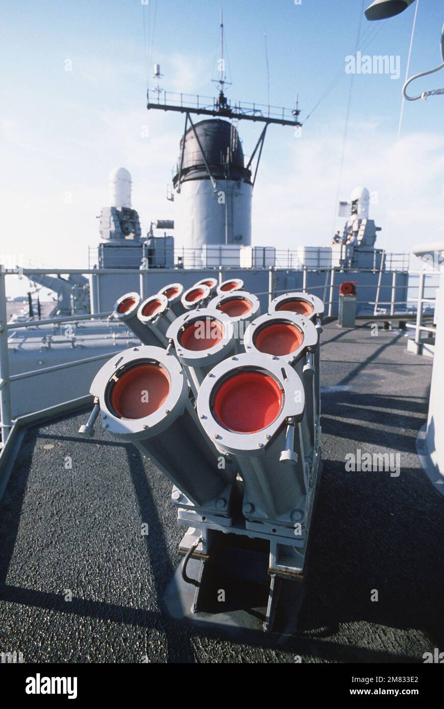 Die Mark-26-Spreu-Starter an Bord des Schlachtschiff USS IOWA (BB 61) bieten Selbstschutz vor Radar- oder Schiffsabwehrraketen. Basis: USS Iowa (BB 61) Land: Atlantik (AOC) Stockfoto