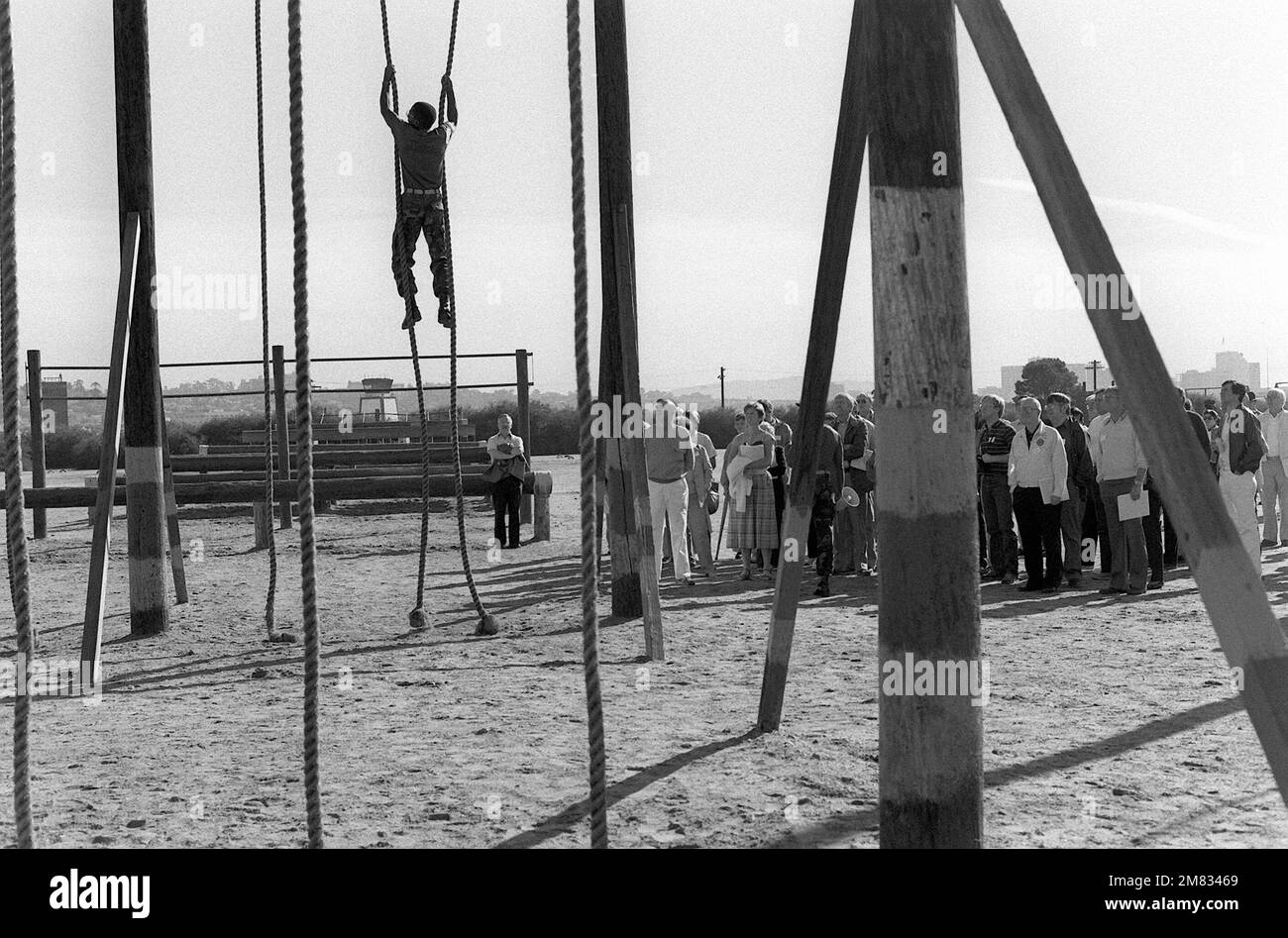 Ein Marine-Lehrer zeigt einer Gruppe von zivilen Besuchern das Hindernis beim Seilklettern. Die Zivilisten sind auf einer Kommando-Besichtigungstour durch das Depot. Basis: USMC Recruit Depot, San Diego Bundesstaat: Kalifornien (CA) Land: Vereinigte Staaten von Amerika (USA) Stockfoto
