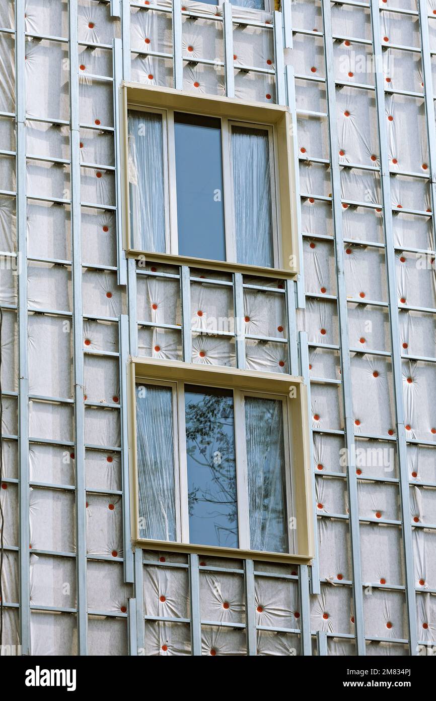 Wärmedämmung der Apartmentfassade. Energieeffiziente Renovierung der Hauswand zur Energieeinsparung. Stockfoto