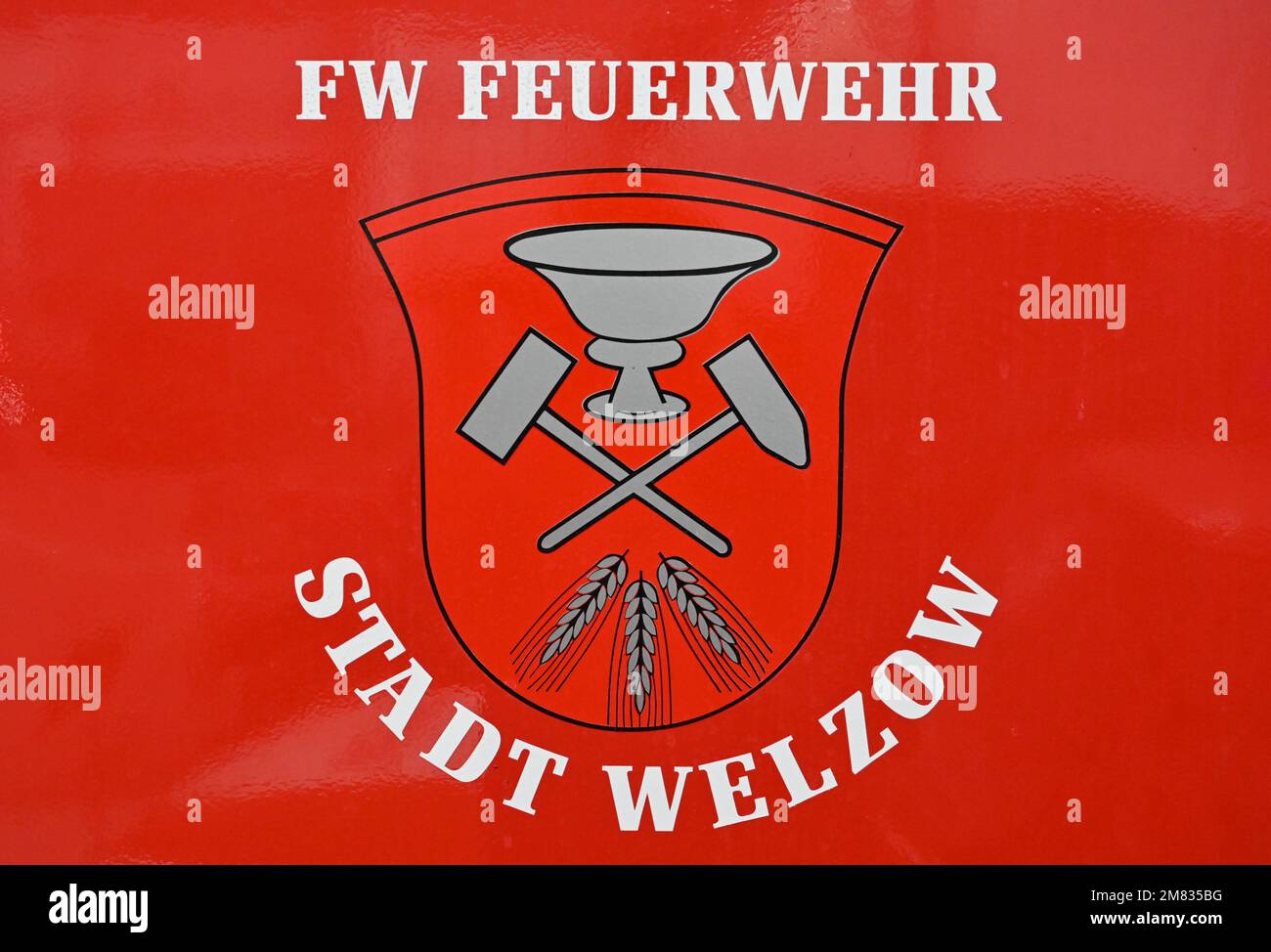 Welzow, Deutschland. 11. Januar 2023. Das Wappen der Stadt Welzow schmückt die Tür eines Fahrzeugs, das der freiwilligen Feuerwehr des Feuerwehrmuseums Welzow e.V. gehört Der Feuerwehrpark Welzow beherbergt eine der größten historischen Sammlungen der Feuerwehr in Deutschland. Neben historischen Feuerwehrwagen, Ausrüstung und Uniformen können hier auch alle Arten von einzigartiger Ausrüstung bewundert werden, einschließlich eines Löscheinsatzes. Das Museum ist von April bis Oktober immer am Wochenende geöffnet. Kredit: Patrick Pleul/dpa/Alamy Live News Stockfoto