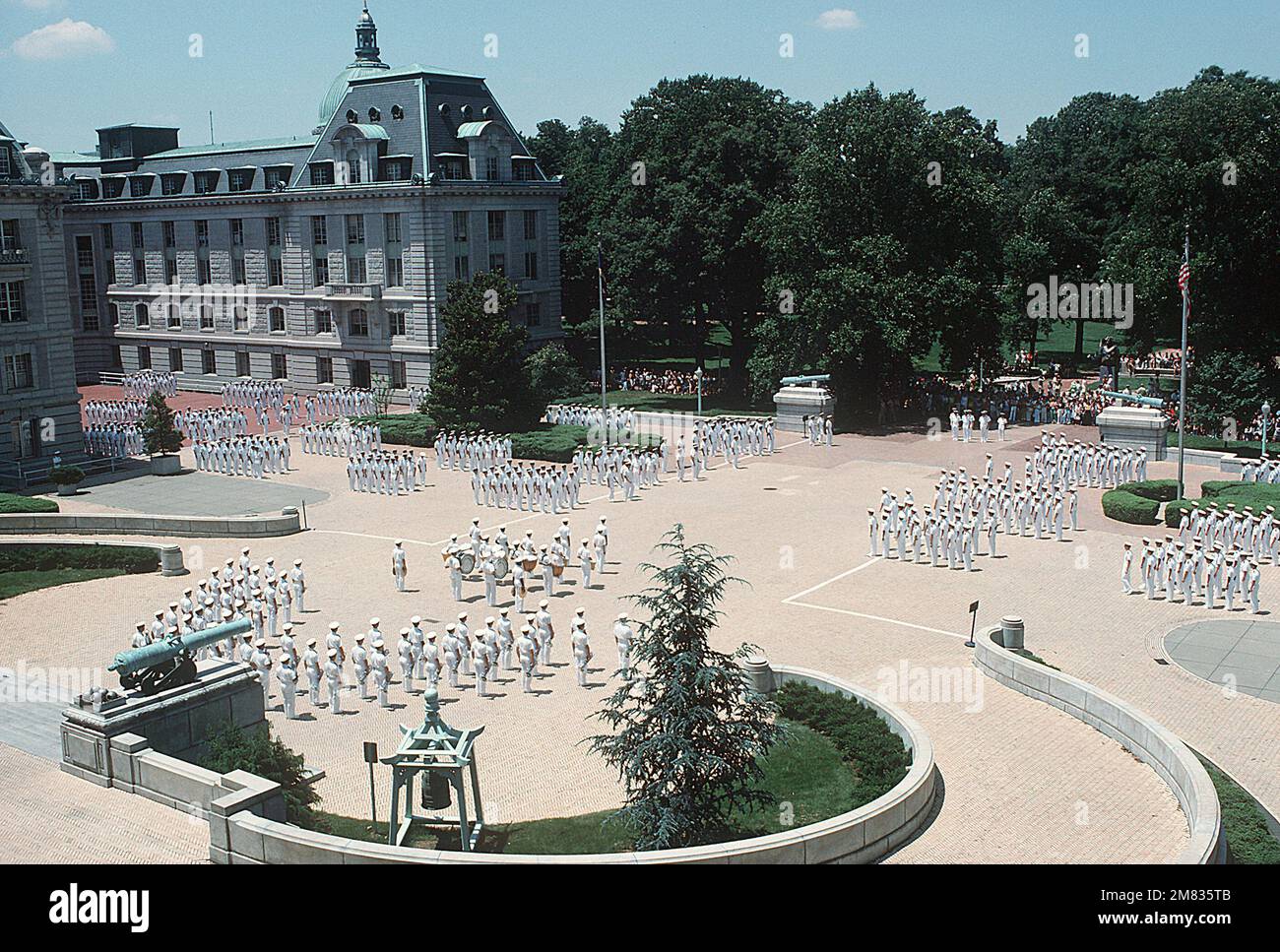 Seeschiffsmann versammelt sich im Hof vor der Bancroft Hall am Tecumseh Court. Basis: Annapolis Bundesstaat: Maryland (MD) Land: Vereinigte Staaten von Amerika (USA) Stockfoto