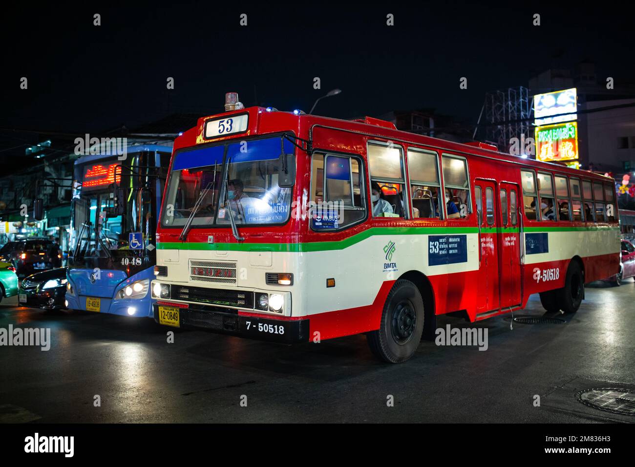 Bangkok, Thailand - 10. Januar 2023: Öffentliche Busse auf den Straßen von Chinatown in Bangkok, Thailand Stockfoto
