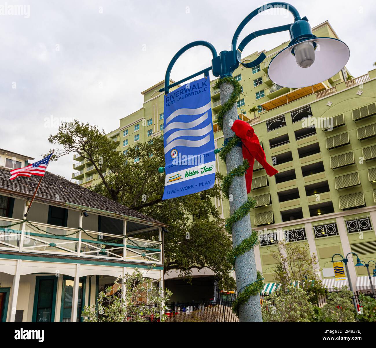 Weihnachtsdekorationen entlang des Riverwalk am New River, Fort Lauderdale, Florida, USA Stockfoto
