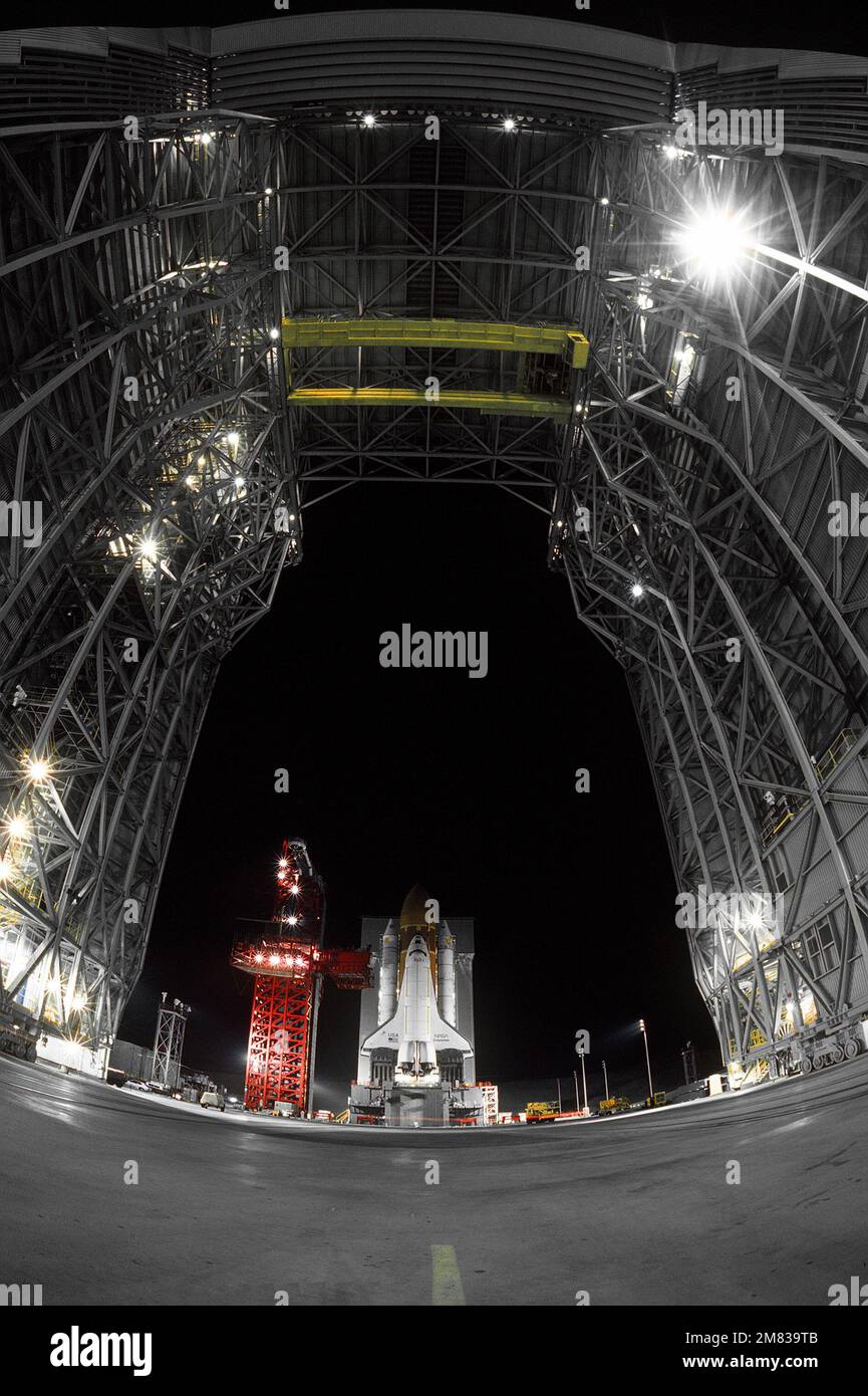 Niedriger Winkel, Fischaugenobjektiv, Nachtsicht auf Space Shuttle Enterprise in Startposition auf dem Space Launch Complex (SLC) Nr. 6, gemeinhin bekannt als „SLICK 6“, fotografiert durch das Schutzgebäude. Exaktes Datum Aufnahme Unbekannt. Basis: Luftwaffenstützpunkt Vandenberg Bundesstaat: Kalifornien (CA) Land: Vereinigte Staaten von Amerika (USA) Stockfoto