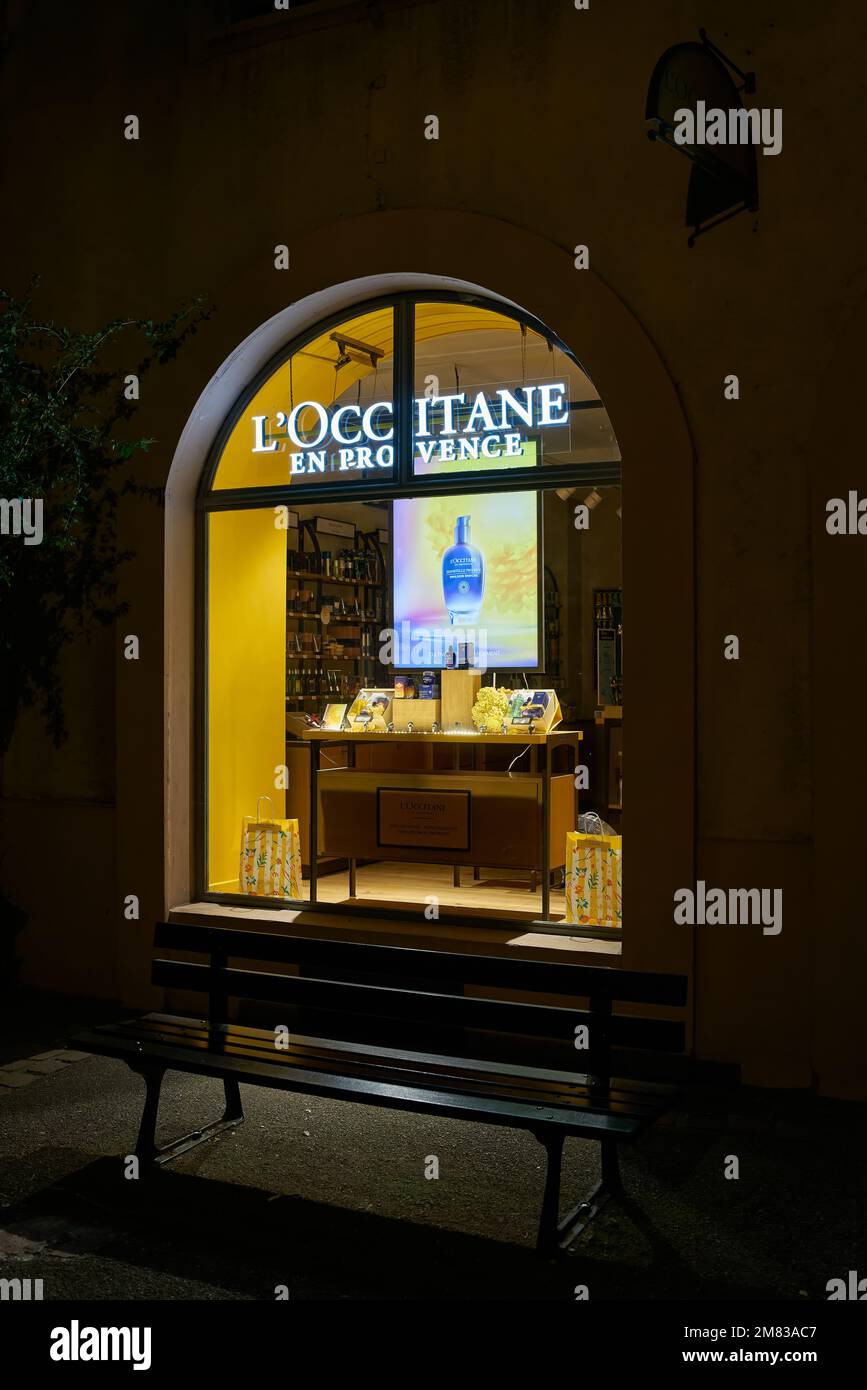 Das Geschäft der Kosmetikkette L Occitane en Provence in der Altstadt von Colmar in Frankreich bei Nacht Stockfoto
