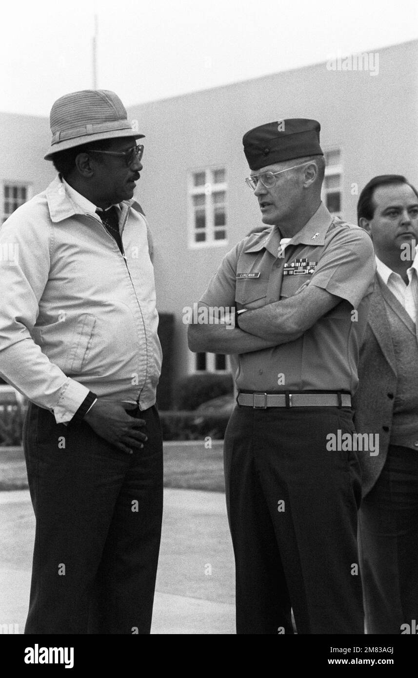 MGEN Anthony Lukeman, kommandierender General, Marine Corps Recruit Depot, San Diego, Kalifornien, beantwortet die Frage eines zivilen Besuchers während einer Führung. Basis: Marine Corps Rec Depot San Bundesstaat: Kalifornien (CA) Land: Vereinigte Staaten von Amerika (USA) Stockfoto