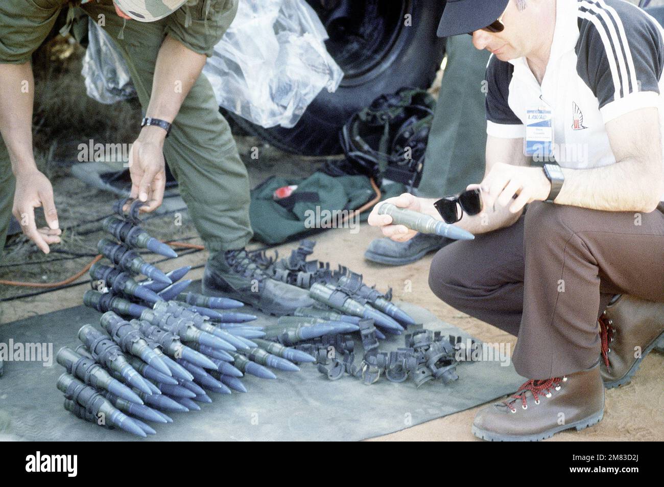 DIE LEICHTE Geschütz-Munition GAU-13/A 30mm ist für den Einsatz in einem leichten gepanzerten LAV-25-Fahrzeug vorbereitet. Basis: Luftwaffenstützpunkt Eglin Bundesstaat Florida (FL) Land: Vereinigte Staaten von Amerika (USA) Stockfoto