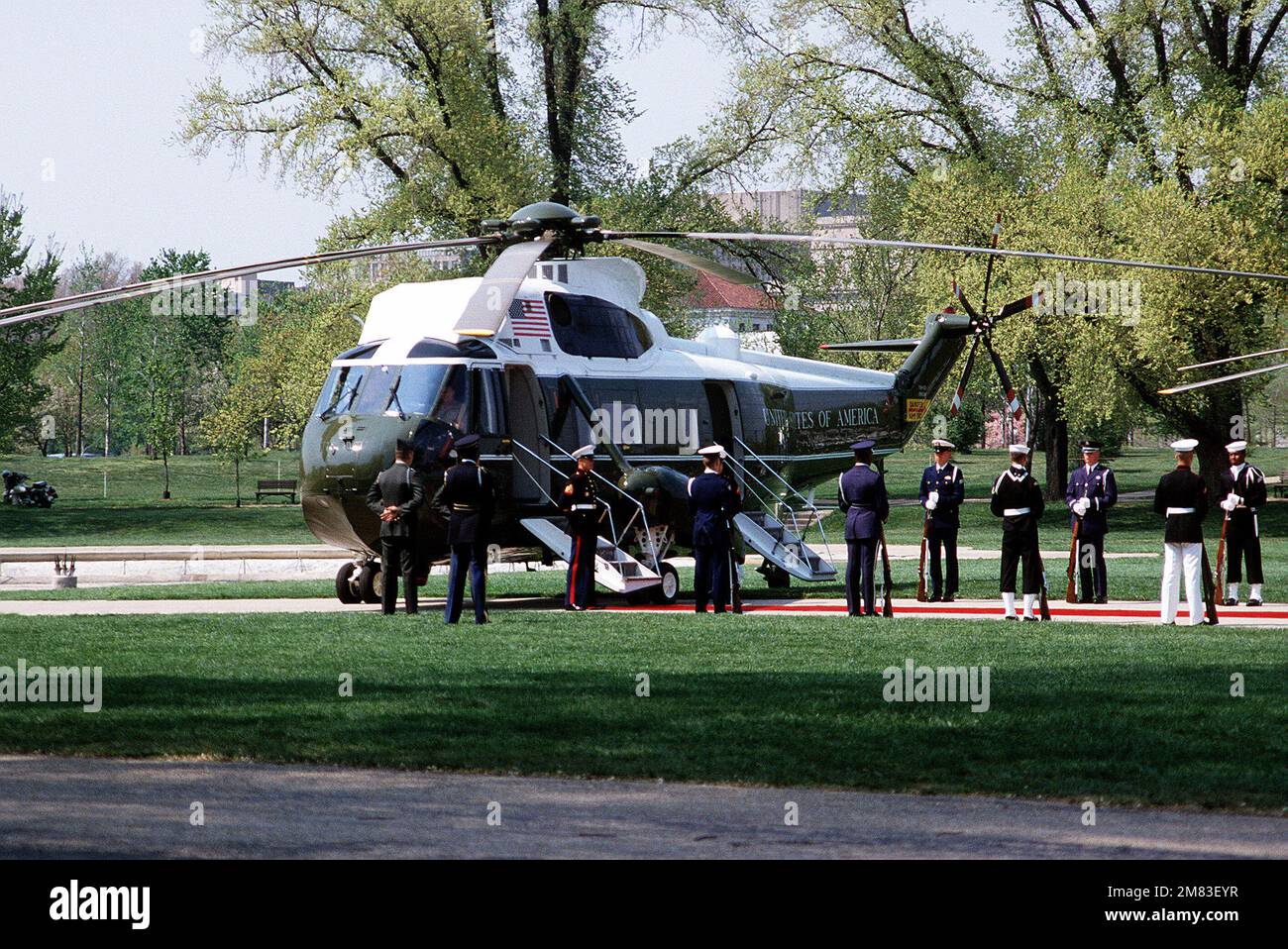 Vor dem Abflug von der Mall steht neben dem Präsidentenhubschrauber Marine One, einem VH-3D Sea King, der von Marine Helicopter Squadron One (HMX-1) betrieben wird, ein gemeinsamer Service zur Ehrenwache bereit. Basis: Washington State: District of Columbia (DC) Land: Vereinigte Staaten von Amerika (USA) Stockfoto