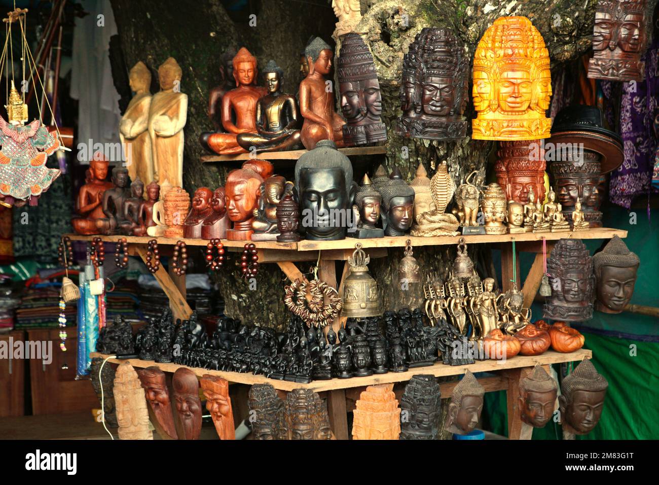 Souvenirs in verschiedenen Formen an einem Stand in der Nähe des Angkor Wat Tempels in Siem Reap, Kambodscha. Im vergangenen Jahr (2022) begrüßte Angkor 287.454 internationale Touristen und verdiente 11,5 Millionen US-Dollar aus dem Ticketverkauf, wie das staatseigene Unternehmen Angkor Enterprise in einer von Xinhua am 5. Januar 2023 zitierten Pressemitteilung mitteilte. „Derzeit zieht Angkor zwischen 1.800 und 2.000 ausländische Besucher pro Tag an, ein bedeutender Anstieg von nur 70 pro Tag während der Pandemie in den Jahren 2020 und 2021“, sagte der kambodschanische Staatssekretär des Tourismusministeriums, Top Sopheak. Stockfoto