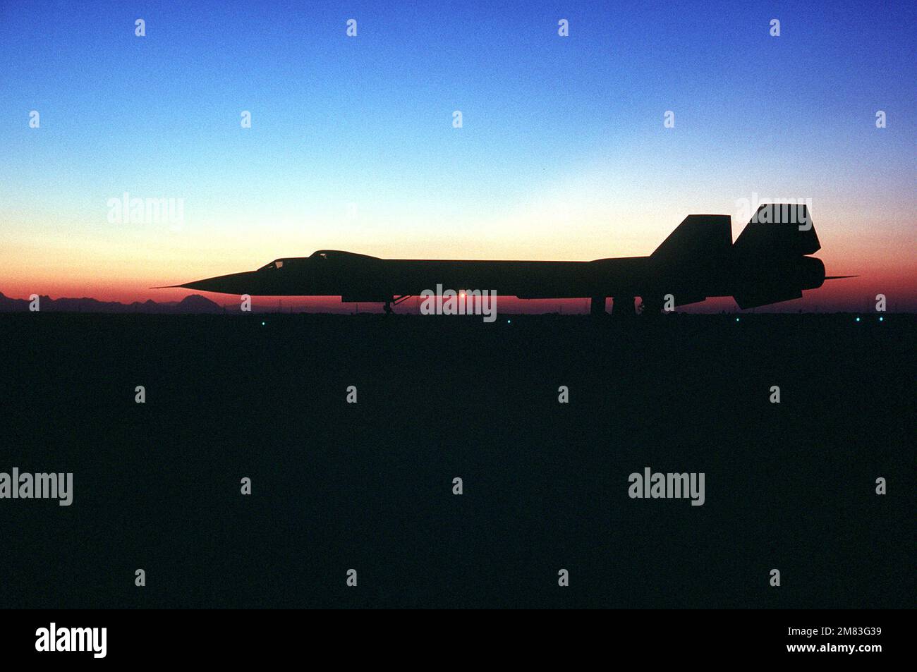 Eine linksseitige Silhouette eines strategischen Aufklärungsflugzeugs SR-71, das auf einer Fluglinie geparkt ist. Das Flugzeug ist bekannt als „Blackbird“. Land: Unbekannt Stockfoto