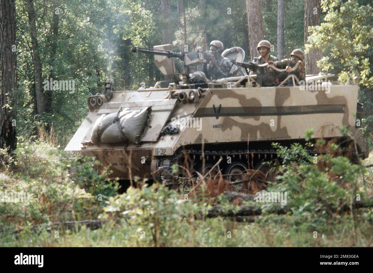 Gegnerische Soldaten feuern ein Maschinengewehr Kaliber m2 .50 und ein Maschinengewehr Kaliber M60 aus einem gepanzerten Personentransporter M113 während der Übung SOLID SHIELD 85 ab. Betreff Betrieb/Serie: SOLID SHIELD 85 Basis: Fort Stewart Bundesstaat: Georgia (GA) Land: Vereinigte Staaten von Amerika (USA) Stockfoto