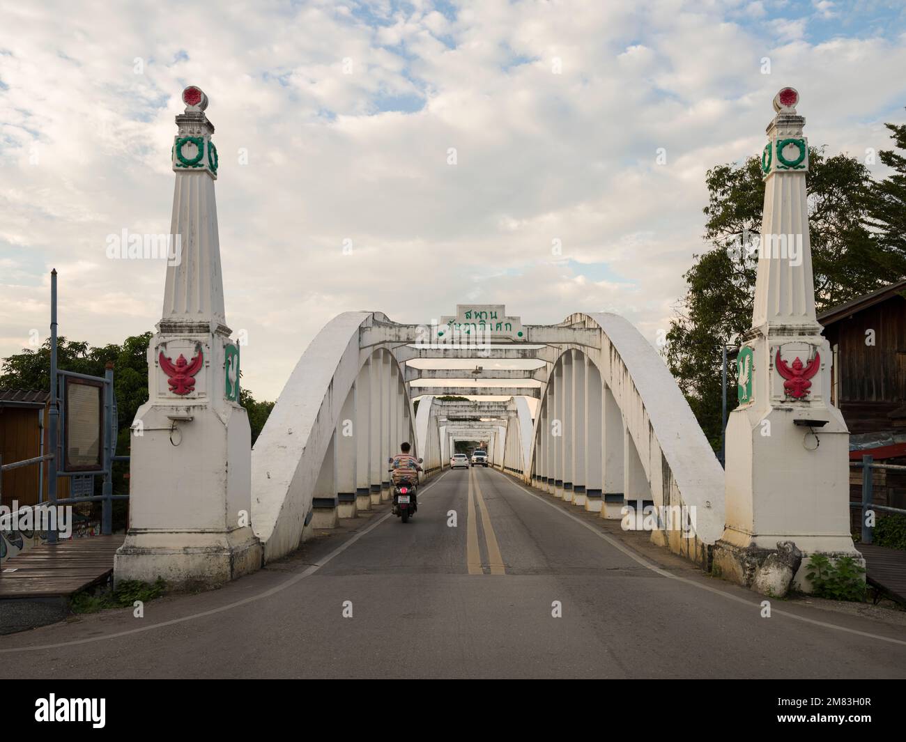 Lampang, Thailand - 21. November 2022 . Bekannt als Ratsadaphisek Bridge oder Weiße Brücke über den Wang River. Es ist das Wahrzeichen der Stadt Lampang. Stockfoto