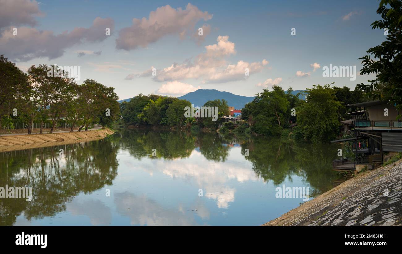 Lampang Stadt. Thailand. Lokale Gebäude und wunderschöne Aussicht auf den Fluss Wang. Nordthailand Stockfoto