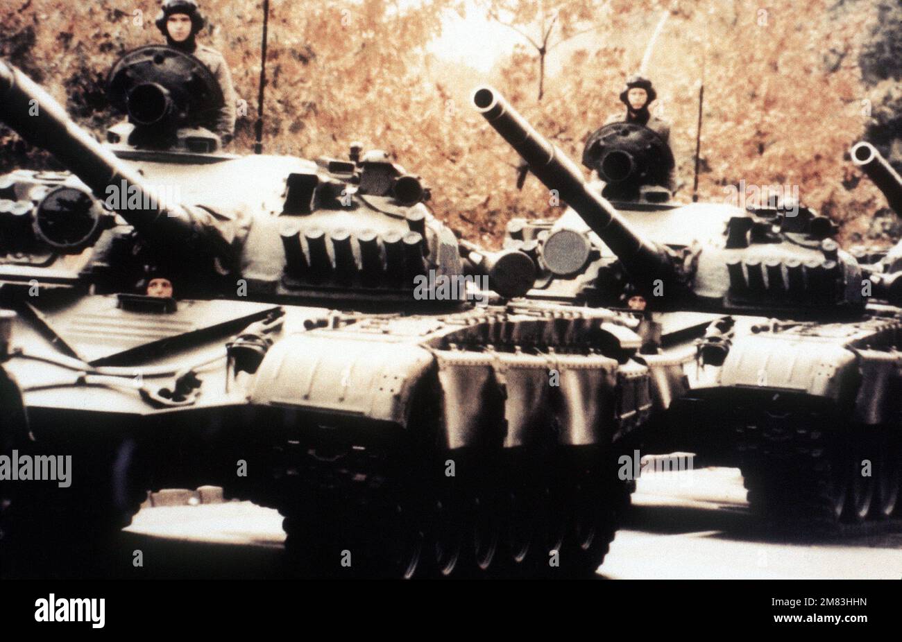 Linke Vorderansicht eines Konvois von sowjetischen T-72 Hauptpanzern. Von Der Sowjetischen Militärmacht 1985. Land: Unbekannt Stockfoto