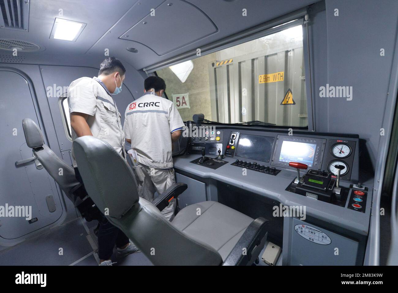 Bangkok. 11. Januar 2023. Mitarbeiter der China Railway Rolling Stock Corporation (CRRC) arbeiten im Fahrerhaus einer batteriebetriebenen Lokomotive, die von CRRC Dalian Co. Hergestellt wird Ltd. In Bangkok, Thailand, am 11. Januar 2023. Die erste batteriebetriebene Lokomotive, hergestellt von CRRC Dalian Co Ltd. Wurde am Mittwoch hier gegründet, um Thailand bei seinen Bemühungen zu unterstützen, seinen Schienenverkehr zu verbessern und gleichzeitig die CO2-Emissionen zu senken. Kredit: Rachen Sageamsak/Xinhua/Alamy Live News Stockfoto