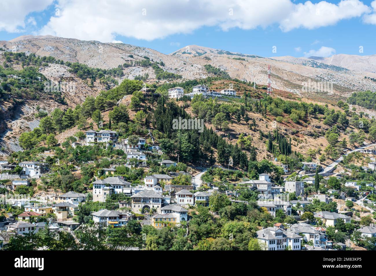 Blick auf Gjirokaster, eine albanische Stadt auf den Hügeln Stockfoto