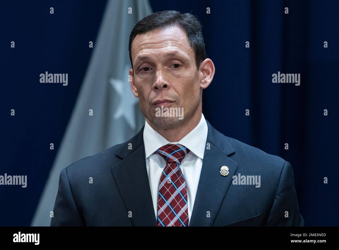 New York, Usa. 11. Januar 2023. Der zuständige Sonderagent der Drogenbehörde Frank Tarentino nimmt an der Pressekonferenz über neue Verhaftungen von Waffenschmugglern durch US-Staatsanwalt Breon Peace bei der US-Staatsanwaltschaft (Foto: Lev Radin/Pacific Press) Kredit: Pacific Press Production Corp./Alamy Live News Teil Stockfoto