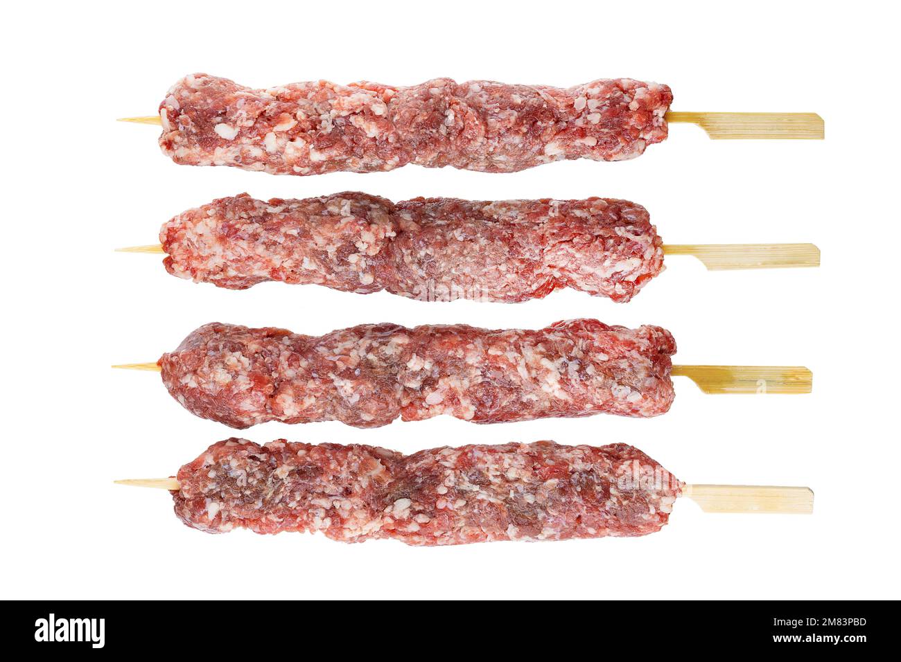 Rind- oder Lammfleisch roher Kebab auf Spießen, isoliert auf weißem Hintergrund. Mit Beschneidungspfad. Volle Schärfentiefe. Fokusstapelung Stockfoto